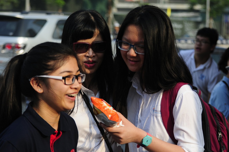 
Phụ huynh và học sinh cười rạng rỡ, hy vọng kì thi tốt đẹp. (Ảnh: Mỹ Hà)
