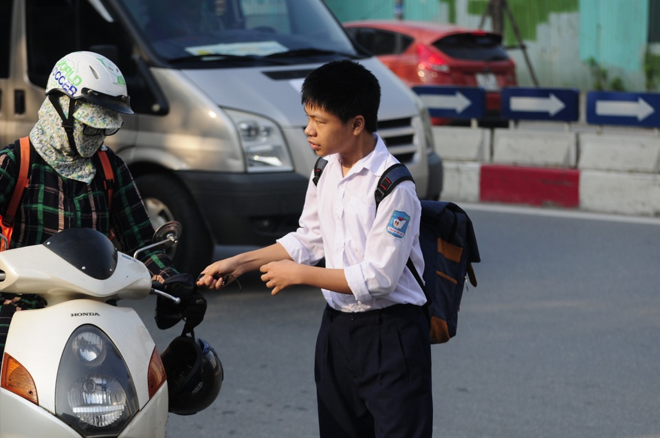 
Tạm biệt mẹ, con vào thi
