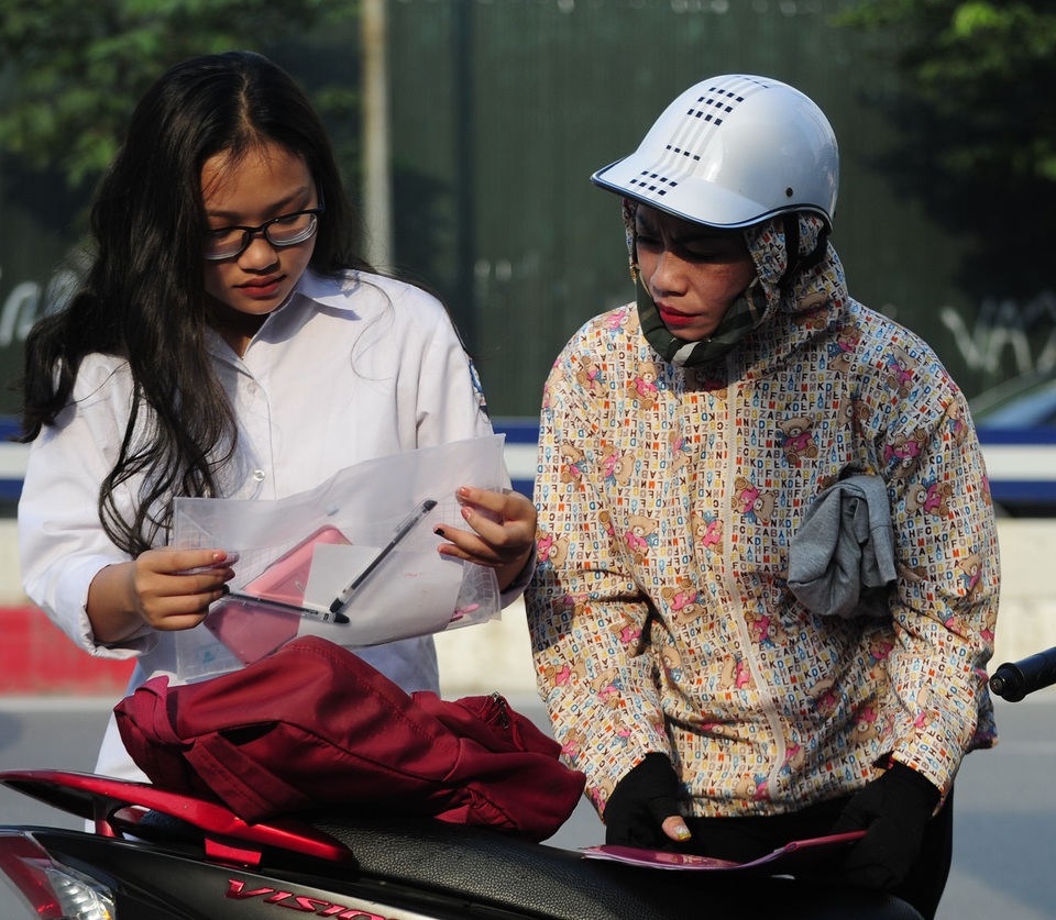 Nhắc nhở con gái kiểm tra giấy tờ trước khi vào phòng thi.