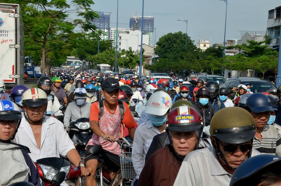 Xe tải lật ngang, tài xế bất tỉnh, nhiều cây xanh gãy đổ - 2