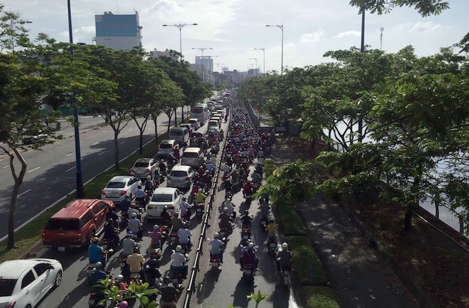 Giao thông qua khu vực bị ùn tắc kéo dài