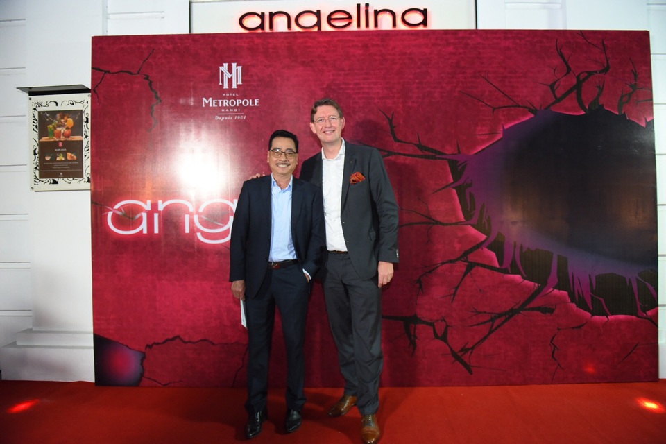 Nghệ sỹ nổi tiếng hội tụ trong dạ tiệc chia tay nhà hàng Angelina - 3 NSND Hoàng Dũng và các khách mời tại dạ tiệc chia tay nhà hàng Angelina