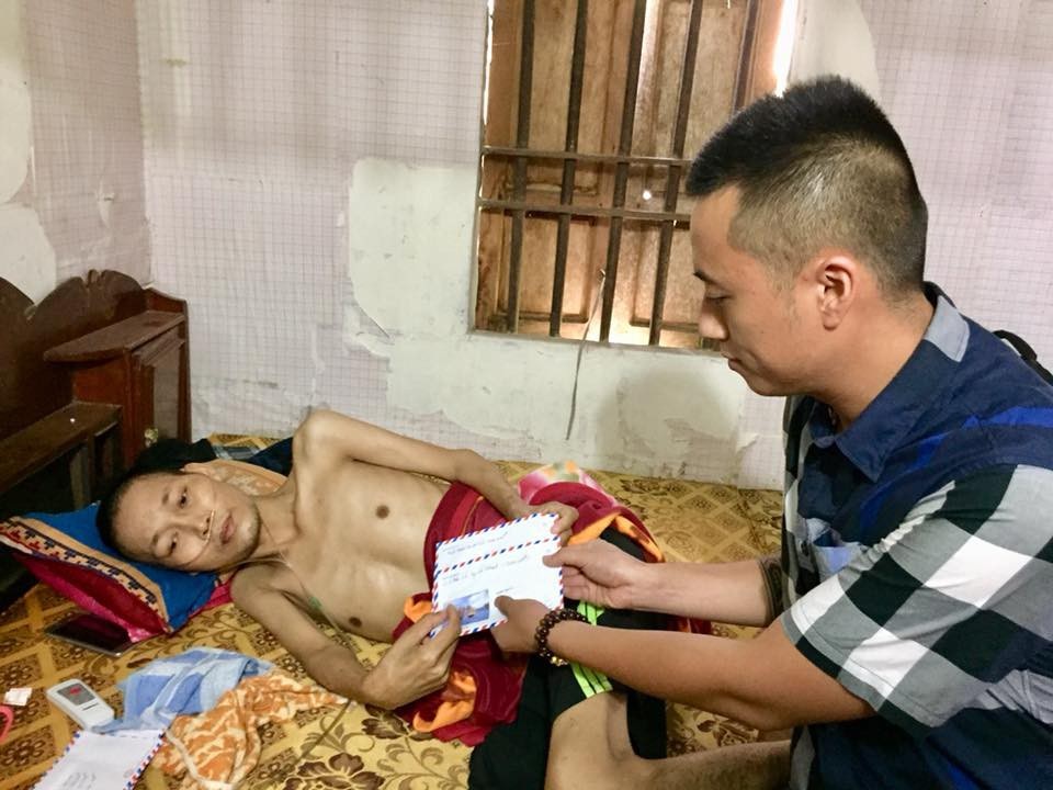 Sau khi biết hoàn cảnh của anh Sinh, nhiều bạn đọc báo Dân trí cũng đã xuống thăm hỏi, chia sẻ, tặng quà