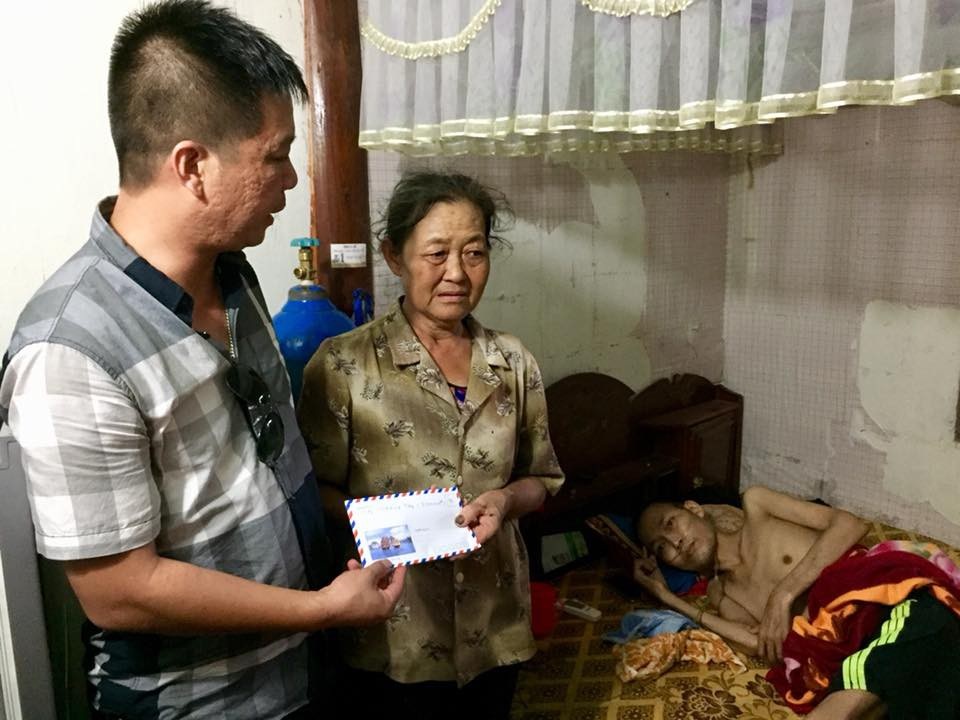 Đại diện Công ty TNHH Lê Tăng đã tới thăm trao quà cho anh Sinh