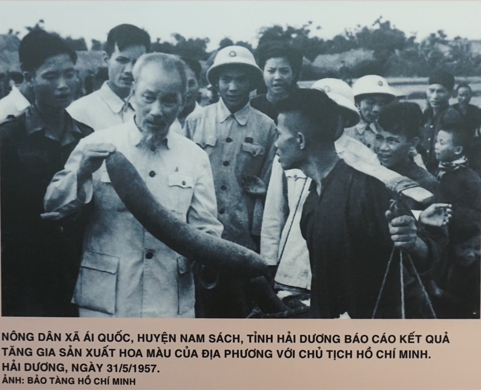 Khai mạc triển lãm “Chủ tịch Hồ Chí Minh với phong trào Thi đua yêu nước” - 10 Khai mạc triển lãm “Chủ tịch Hồ Chí Minh với phong trào Thi đua yêu nước” - 10
