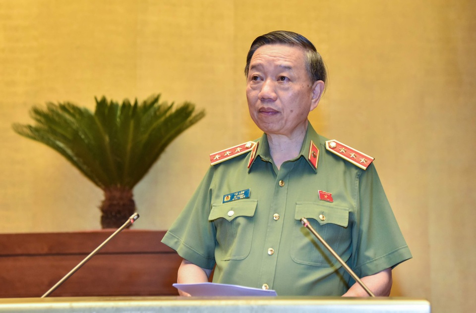 Đề xuất không quy định cứng số lượng cấp tướng công an - 1 Bộ trưởng Bộ Công an Tô Lâm trình bày tờ trình Luật Công an nhân dân (sửa đổi): (Ảnh: Như Phúc)