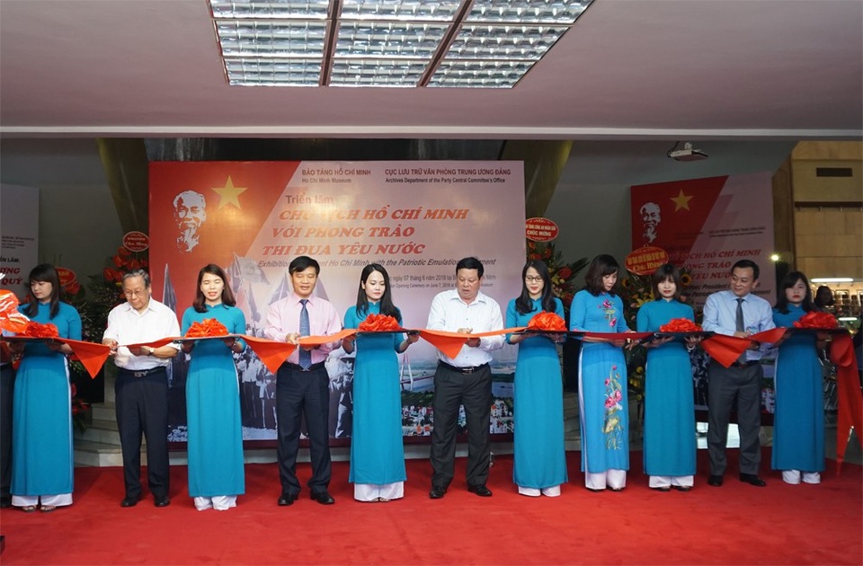 Khai mạc triển lãm “Chủ tịch Hồ Chí Minh với phong trào Thi đua yêu nước” - 2 Các đại biểu thực hiện nghi thức cắt băng khai trương triển lãm.