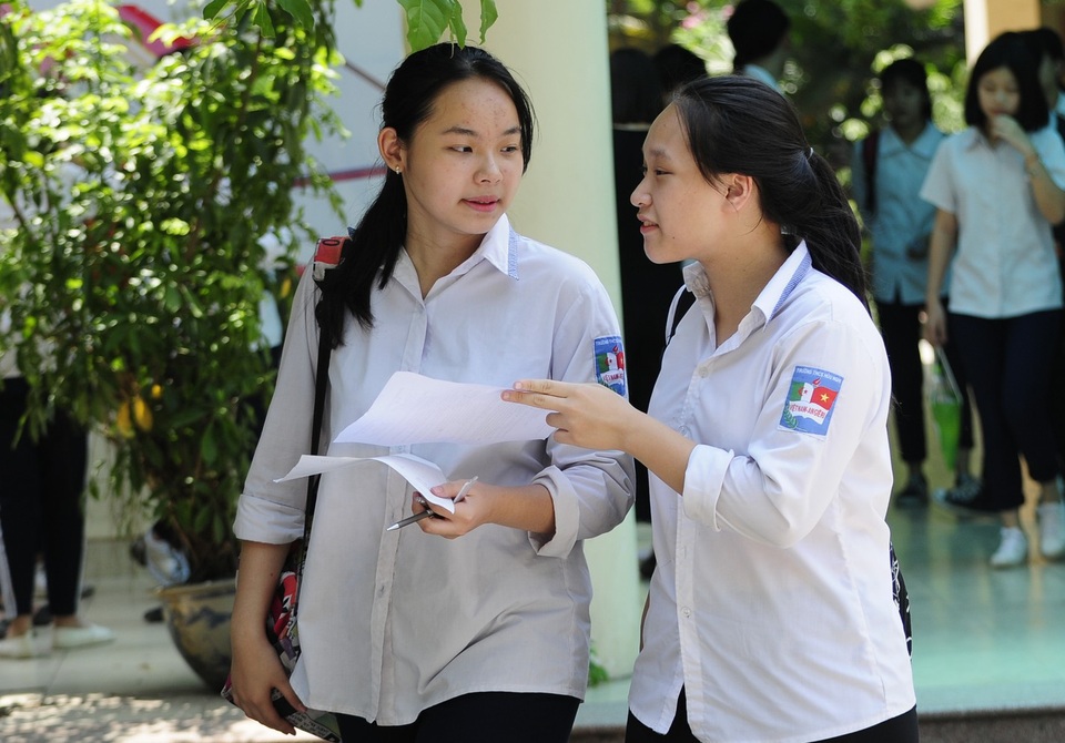 Hà Nội: Đề Toán lớp 10 nặng về kiểm tra kiến thức hàn lâm - 2 Đề thi Toán của Hà Nội năm nay được đánh giá khá nặng về kiến thức hàn lâm.