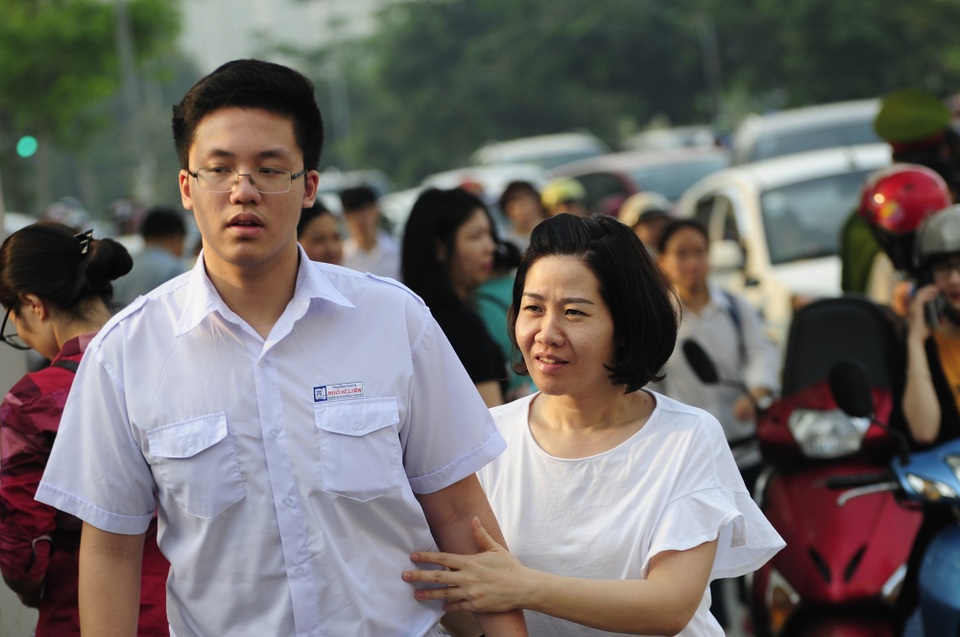 Một người mẹ vội vã chạy theo con căn dặn thêm vài câu.