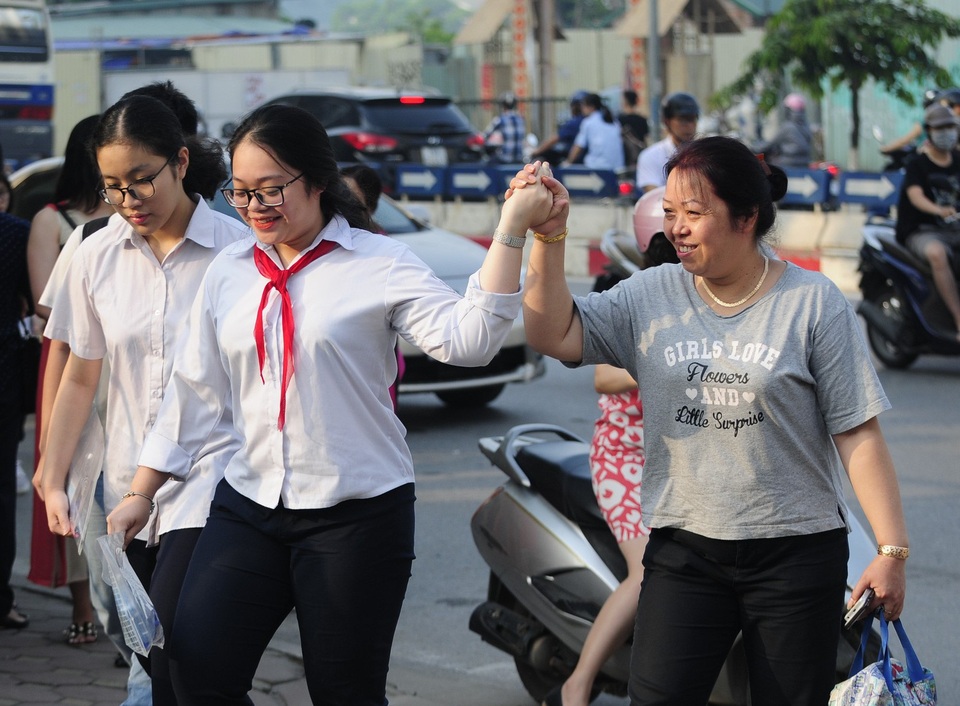 Nắm tay thật chặt, chúc con gái thi tốt.