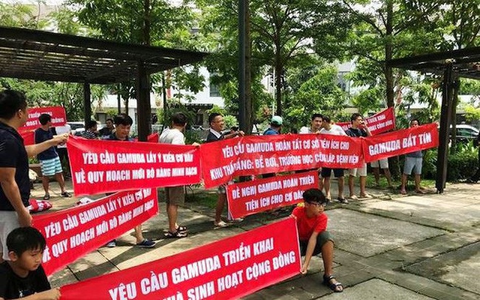 Bộ Xây dựng: Loạt nguyên nhân dẫn đến tranh chấp ở hàng trăm dự án chung cư - 1 Cư dân Gamuda tập trung căng băng rôn phản đối chủ đầu tư cố đề nghị điều chỉnh quy hoạch nhồi thêm nhà để bán không thực hiện đúng cam kết, gây ảnh hưởng đến quyền lợi của cư dân.