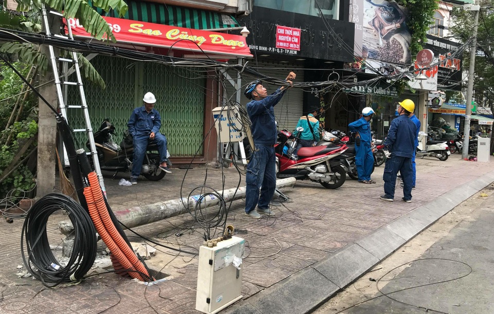 Giông lốc cuốn bay mái nhà, quật ngã loạt cây xanh khủng trên phố Sài Gòn - 9
Một trụ điện trên đường Rạch Bùng Binh, Quận 3 bị gãy đôi