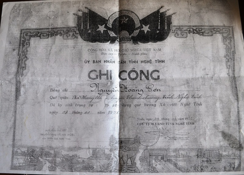 98 thanh niên tử nạn trên công trường thủy lợi: 40 năm nỗi đau còn mãi! - 4 Hai dòng chữ Ghi công là niềm an ủi duy nhất của 98 thanh niên đã ngã xuống tại công trường năm ấy.