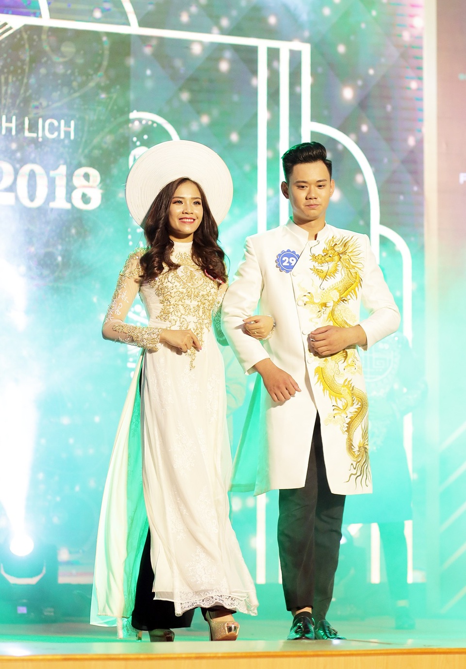 
Nguyễn Thị Phấn và người bạn đồng hành Nhữ Minh Tuấn duyên dáng sánh bước mở màn phần thi trang phục truyền thống.
