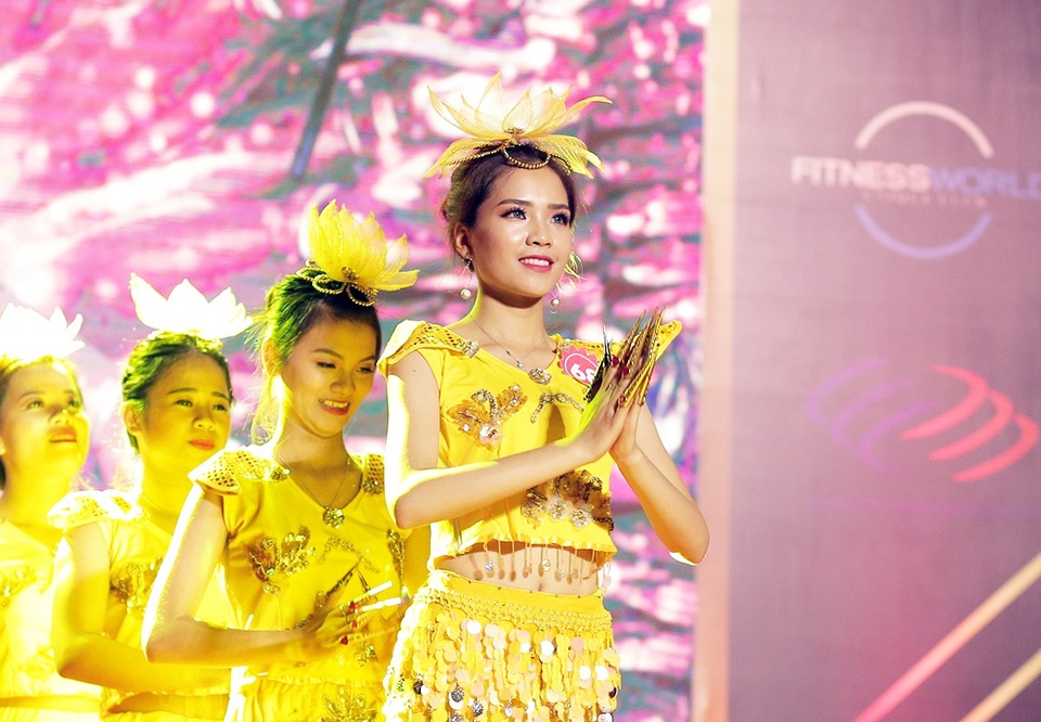 
Tân hoa khôi tự tin trình diễn tiết mục múa Thiên nhãn thiên thủ
