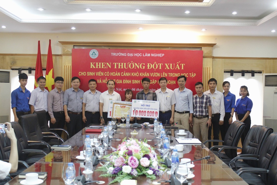 Nhà bị cháy, nam sinh bất ngờ được trường ĐH hỗ trợ đột xuất 10 triệu đồng - 2