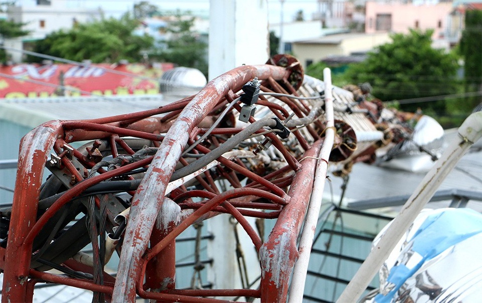 Giông lốc quật đổ cột phát sóng cao 30m, đè nhiều nhà dân - 3
Rất may trong vụ việc này không ai thương vong nhưng đó cũng là lời cảnh báo cho các nhà mạng, các công ty có gắn biển quảng cáo... cần kiểm tra thường xuyên