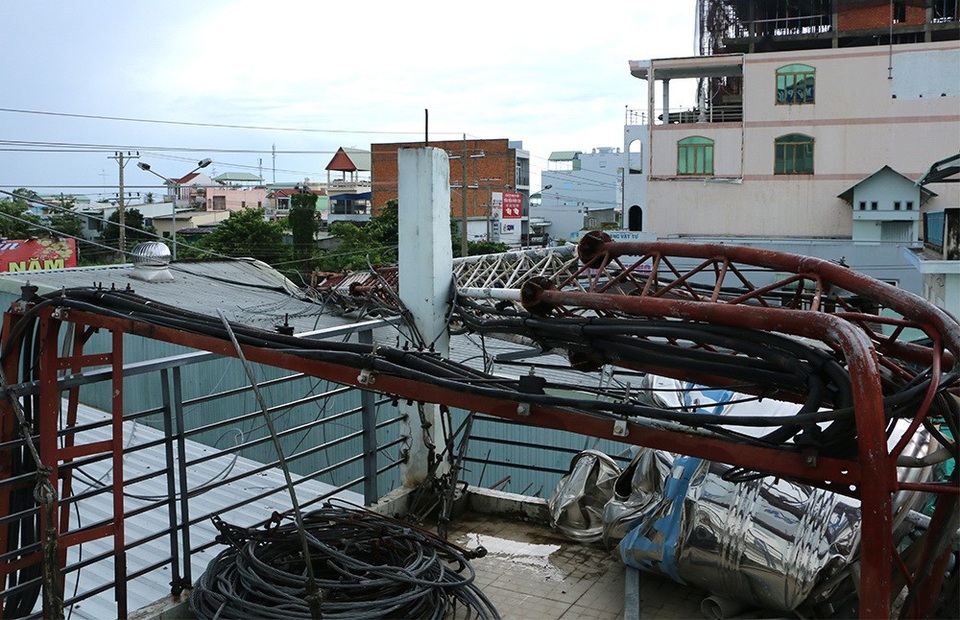 Giông lốc quật đổ cột phát sóng cao 30m, đè nhiều nhà dân - 2
Cột phát sóng đã đè lên 3 nhà dân, làm hư hại nhiều tài sản