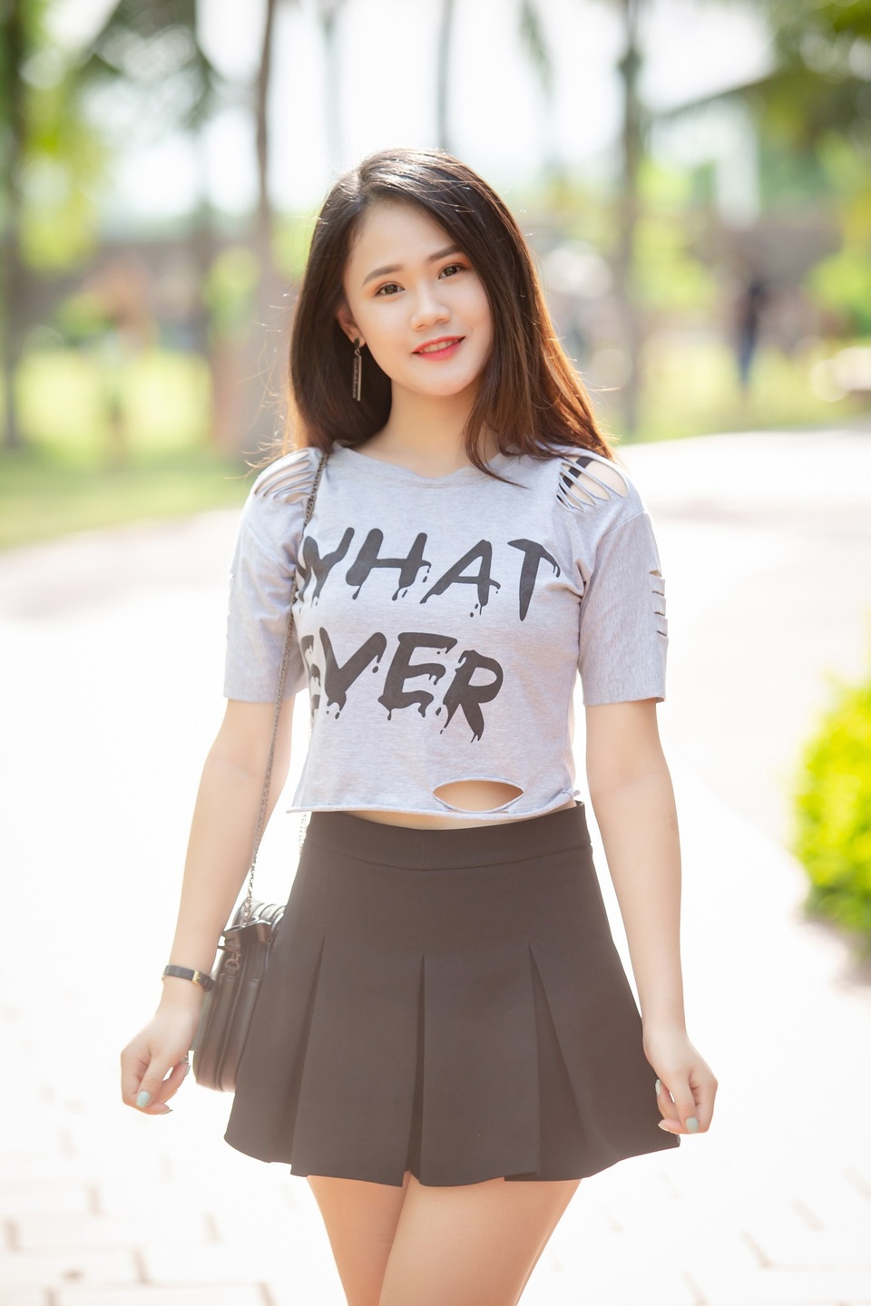Các cô con gái xinh như hot girl của Thanh Lam, Anh Quân, Tú Dưa - 18 Nguyễn Linh Nhi là kết quả mối tình thời trai trẻ của Tú Dưa. Trên trang cá nhân, Tú Dưa từng chia sẻ đầy cảm động dành cho Linh Nhi: Cách đây 18 năm... Vào lúc 6h sáng thì Nhi Nguyễn ra đời. Giữa lúc đó, bố chẳng thể định hình nổi việc làm bố sẽ phải như thế nào, và rồi sau này đón con về nuôi ra làm sao thì bố cũng chẳng biết phải bắt đầu từ đâu nữa. Nhưng đó là số phận, mọi việc nó cứ diễn ra thôi, và rồi... nhanh thật...”.