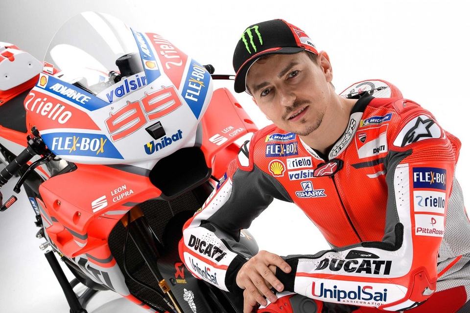 Chấn động: Pedrosa bất ngờ rời Repsol Honda Team, Lorenzo lập tức thế chỗ - 4
Lorenzo đã có những mùa giải rất thất vọng trong màu áo Ducati