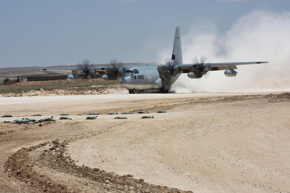 Mỹ hé lộ dàn máy bay quân sự tại căn cứ ở Syria - 1 Máy bay vận tải quân sự C-130J của Không quân Mỹ hạ cánh xuống căn cứ quân sự tại Syria.