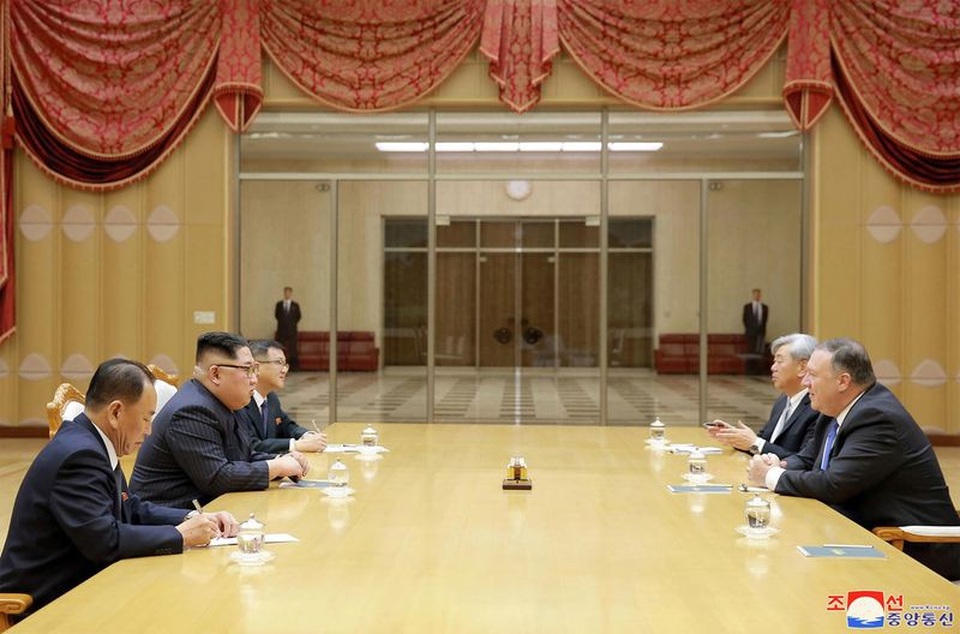 Đặc vụ tóc bạc của CIA âm thầm kết nối lãnh đạo Mỹ - Triều - 2 Ông Andrew Kim ngồi cạnh Ngoại trưởng Mike Pompeo (phải) trong cuộc hội đàm với nhà lãnh đạo Kim Jong-un tại Bình Nhưỡng hồi tháng 5 (Ảnh: KCNA)