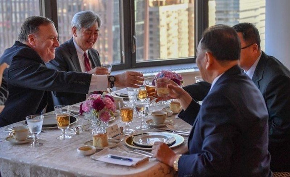 Đặc vụ tóc bạc của CIA âm thầm kết nối lãnh đạo Mỹ - Triều - 3 Ngoại trưởng Pompeo và ông Andrew Kim (trái) ăn tối cùng Phó Chủ tịch đảng Lao động Triều Tiên Kim Yong-chol tại New York (Ảnh: Bộ Ngoại giao Mỹ)
