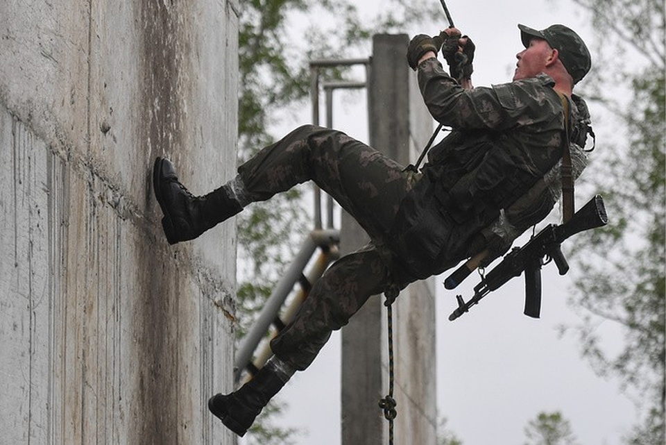 Màn so tài của lính trinh sát Nga tinh nhuệ - 4 Lính trinh sát Nga thể hiện kỹ năng đu dây vượt tường. Họ vẫn phải mang theo vũ khí trong quá trình vượt chướng ngại vật.