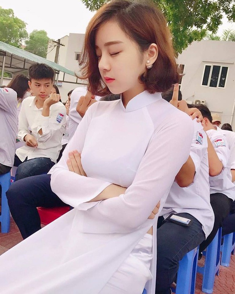 Những lần đăng ảnh khiến fan "sốt xình xịch" của hot girl ngủ gật - 1
Nguyễn Thủy Tiên (học sinh trường THPT Mỹ Hào, Hưng Yên) nổi tiếng nhờ khoảnh khắc ngủ gật giữa sân trường. Cô nàng được dân mạng trìu mến gọi với cái tên hot girl ngủ gật và thiên thần áo dài.