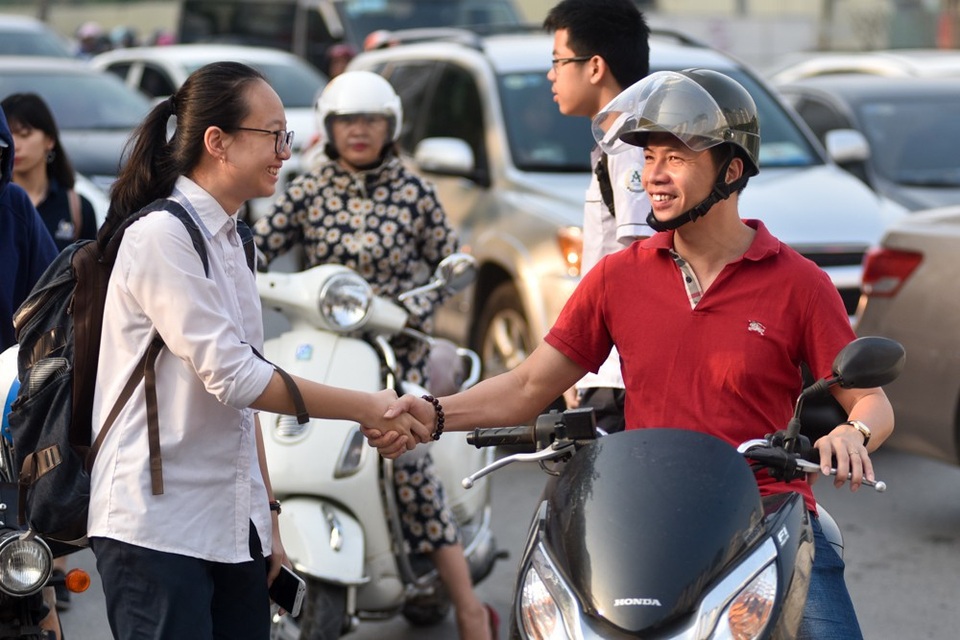 
Những cái bắt tay động viên của phụ huynh như tiếp thêm năng lượng để các em vững vàng tâm lý trước khi bước vào môn thi đầu tiên.
