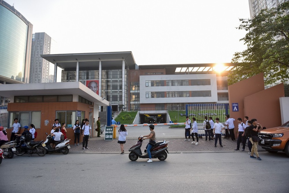 Thí sinh Hà Nội mải miết ôn bài trước khi thi vào lớp 10 - 14
Tại điểm trường THPT chuyên Hà Nội - Amsterdam, mặc dù 7h30 các thí sinh mới vào phòng thi nhưng nhiều em đã có mặt từ rất sớm để tránh tắc đường, đảm bảo đúng giờ vào phòng thi. (Ảnh: Toàn Vũ)