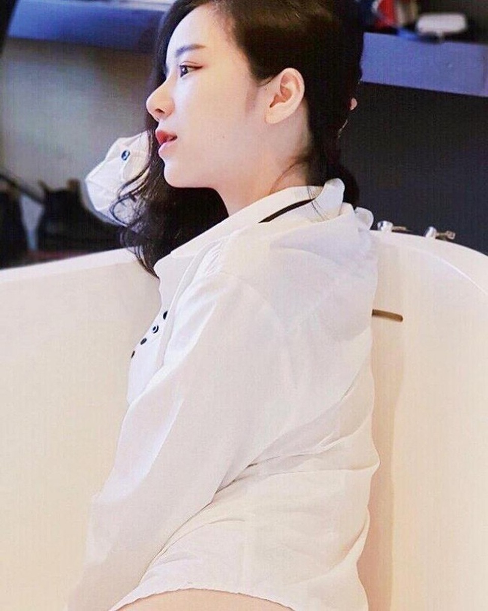 Những lần đăng ảnh khiến fan "sốt xình xịch" của hot girl ngủ gật - 2
Cô nàng được dân mạng trìu mến gọi với cái tên hot girl ngủ gật và thiên thần áo dài.