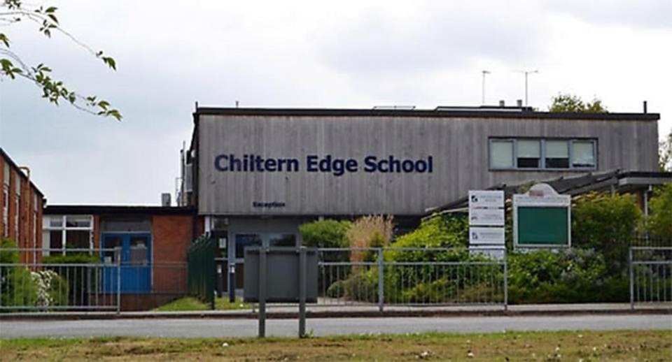 Ngôi trường ở Oxfordshire đã ban hành lệnh cấm các nam sinh mặc quần đùi