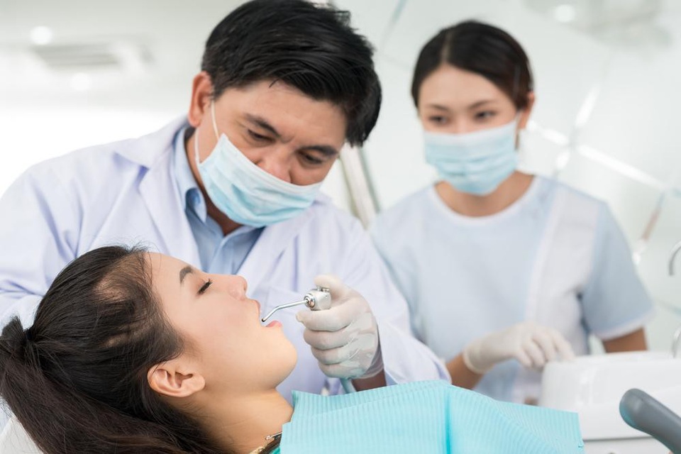 Bọc răng sứ hay dán Veneer: Chiêu moi tiền của các phòng khám nha khoa dỏm - 1
Nha khoa dởm lôi kéo bệnh nhân bọc sứ