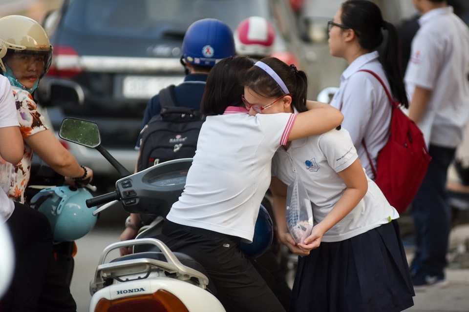 
Hay những cái ôm thật chặt giúp con tự tin hơn trước giờ thi.
