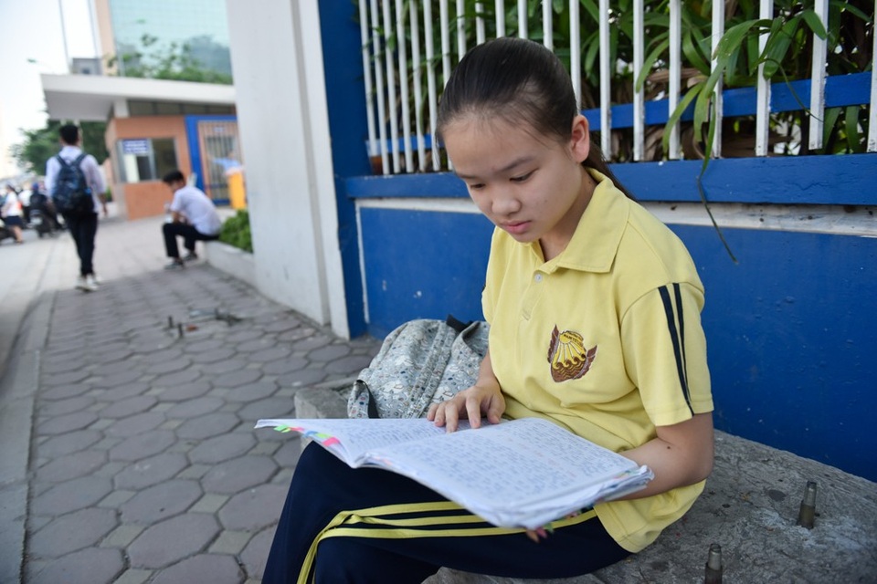 Thí sinh Hà Nội mải miết ôn bài trước khi thi vào lớp 10 - 15
Thí sinh Trần Vân Anh (Đan Phượng, Hà Nội) có mặt từ rất sớm, em tranh thủ thời gian ít ỏi trước giờ thi để ổn bài. (Ảnh: Toàn Vũ)