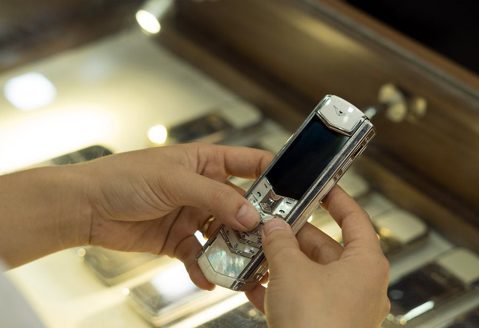 "Tay chơi" Hà Thành sưu tập bộ điện thoại Vertu chục tỷ hiếm có - 2
Chiếc điện thoại Vertu được thiết kế tinh xảo từ các chất liệu quý hiếm, độc đáo.