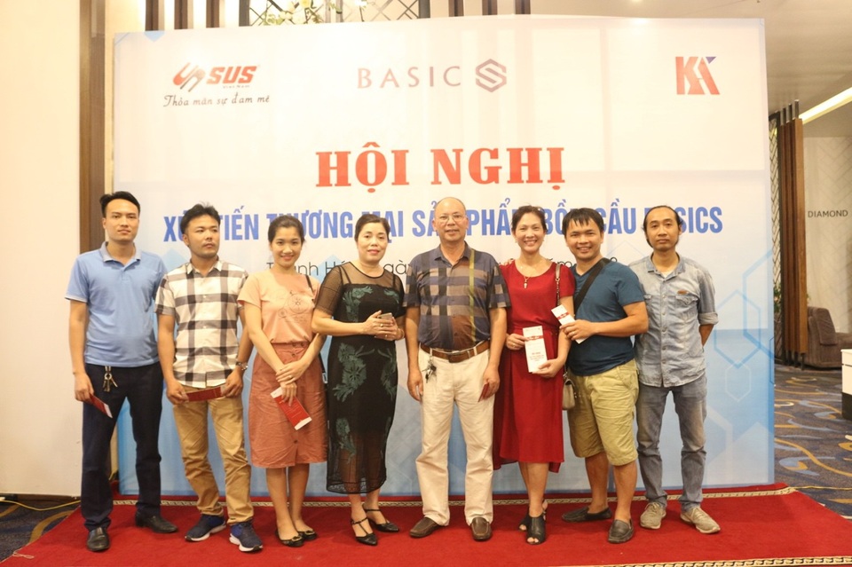 Điểm bán thiết bị vệ sinh uy tín tại Thanh Hoá - 1
(Bà Huỳnh Thị Ánh cùng hội kiến trúc sư tại Thanh Hoá)