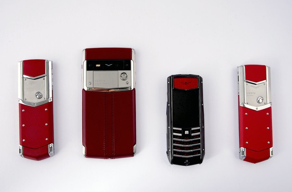 "Tay chơi" Hà Thành sưu tập bộ điện thoại Vertu chục tỷ hiếm có - 11
Do là người mệnh Kim nên anh Thái rất ưa chuộng những thiết kế màu đỏ