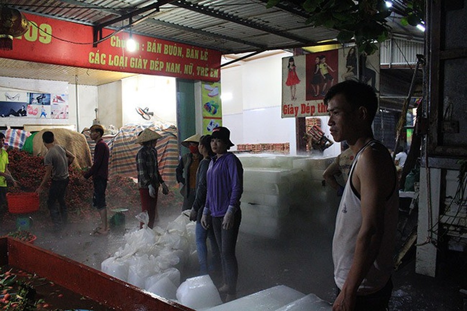 Theo ghi nhận của PV, với công việc cửu vạn có giá mặt bằng chung dao động theo từng phần việc từ 400.000 – 800.000 đồng/người/ngày. Chi tiết như sau: Bốc vác là 700.000 đồng/tấn/người; Đóng thùng và bóc vải: 300.000 đồng/tấn/người;Bốc đá: 5.000 đồng/cây.