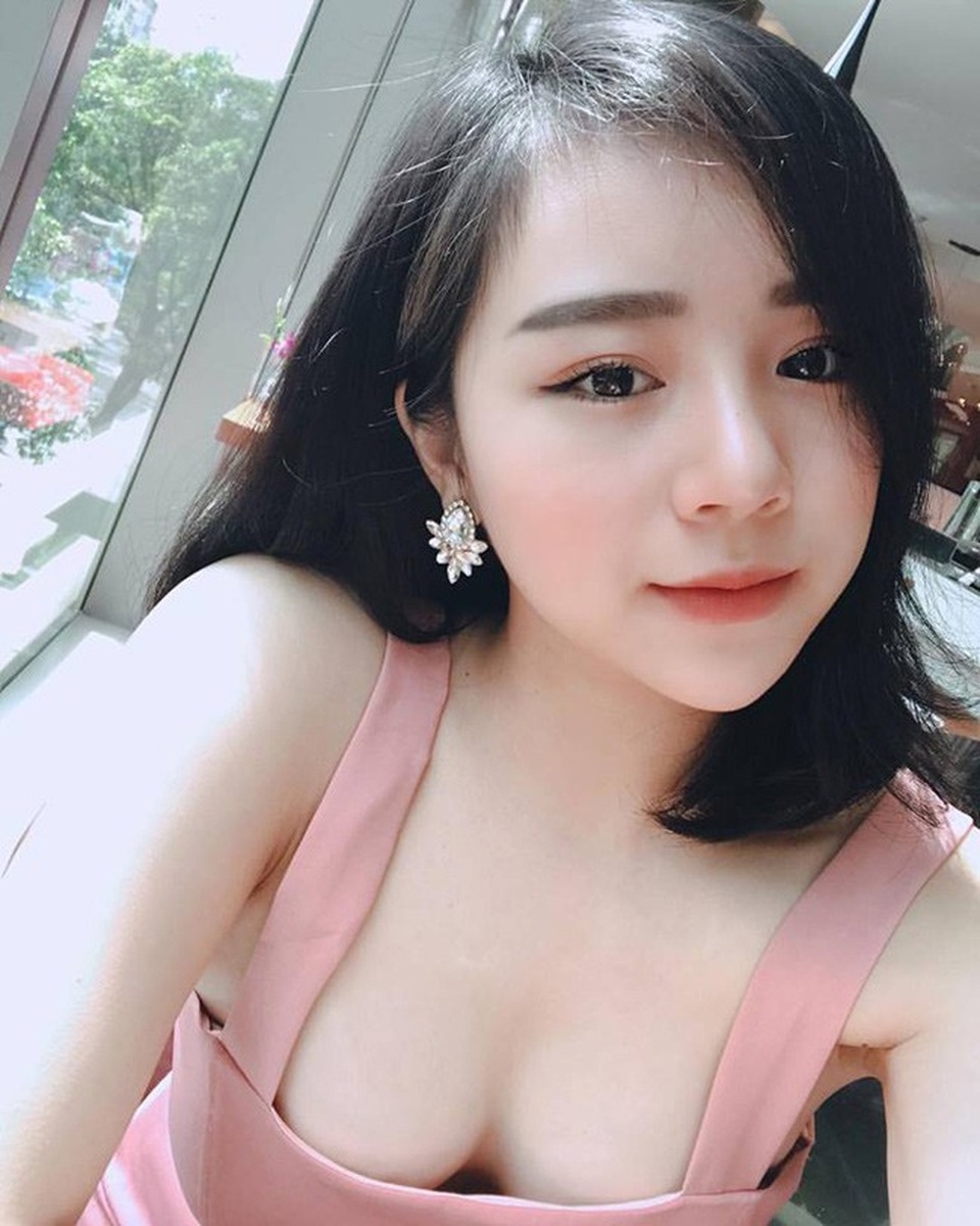 Những lần đăng ảnh khiến fan "sốt xình xịch" của hot girl ngủ gật - 13
Nhìn những bức ảnh này, khó có thể tin cô nàng là hot girl áo dài ngủ gật giữa sân trường ngày nào.