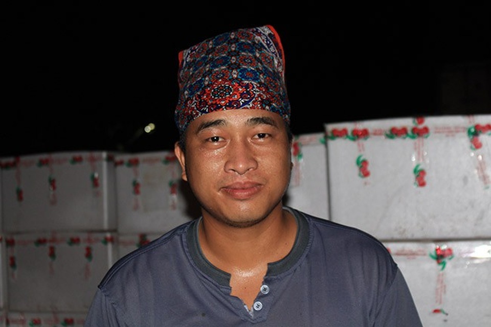 Cửu vạn Hoàng Văn Thái – 23 tuổi, đến từ Hồng Giang, Lục Ngạn (Bắc Giang) cho biết: “Tôi đi bốc vác từ năm 18 tuổi, hồi đó bốc hơn 10 tấn chỉ được 200.000 đồng. Đến thời điểm này, 1 ngày tôi có thể kiếm được trung bình từ 300.000 – hơn 1 triệu đồng/ ngày. Đây là phần thu nhập chính giúp tôi trang trải sinh hoạt gia đình.”