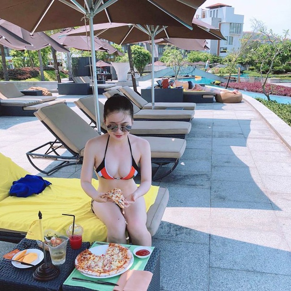 Mùa hè nóng bỏng của hai "cô út" nổi tiếng mạng xã hội - 14
Chỉ là bức hình chụp vội. Thảo Nguyên vẫn rất nổi bật.
