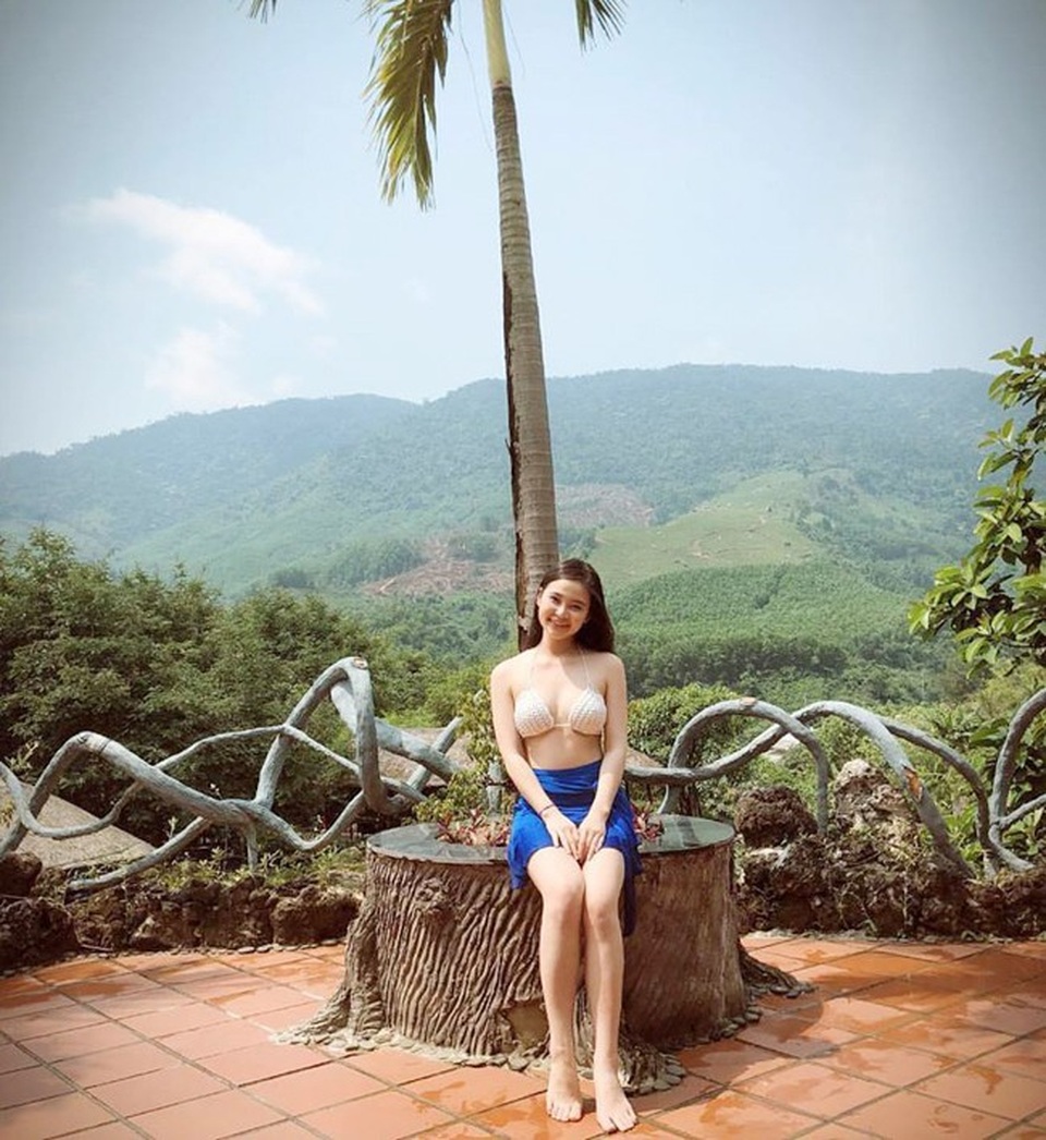 Mùa hè nóng bỏng của hai "cô út" nổi tiếng mạng xã hội - 15
Đẹp lung linh dù không cần uốn éo tạo dáng.