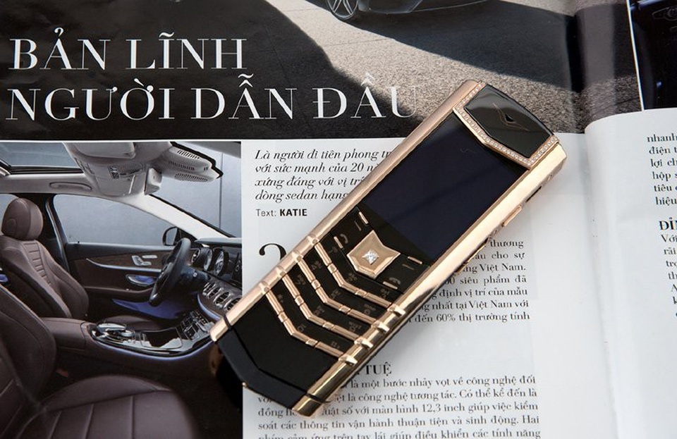 "Tay chơi" Hà Thành sưu tập bộ điện thoại Vertu chục tỷ hiếm có - 4
Chiếc điện thoại Vertu đính kim cương có giá gần 1 tỷ đồng