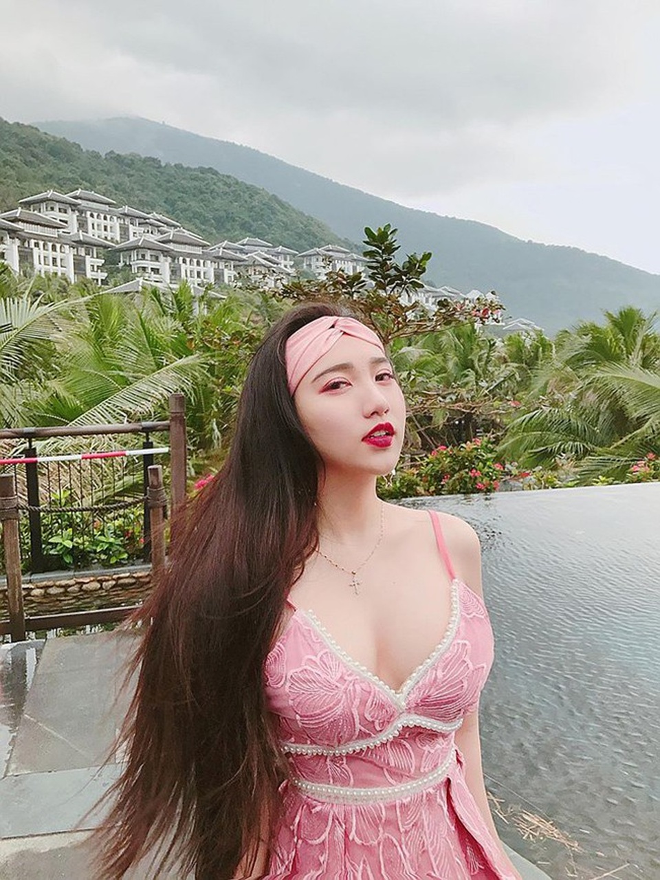 Mùa hè nóng bỏng của hai "cô út" nổi tiếng mạng xã hội - 4
Chiều cao lý tưởng cùng ba vòng chuẩn là lợi thế của cô gái Sài thành.
