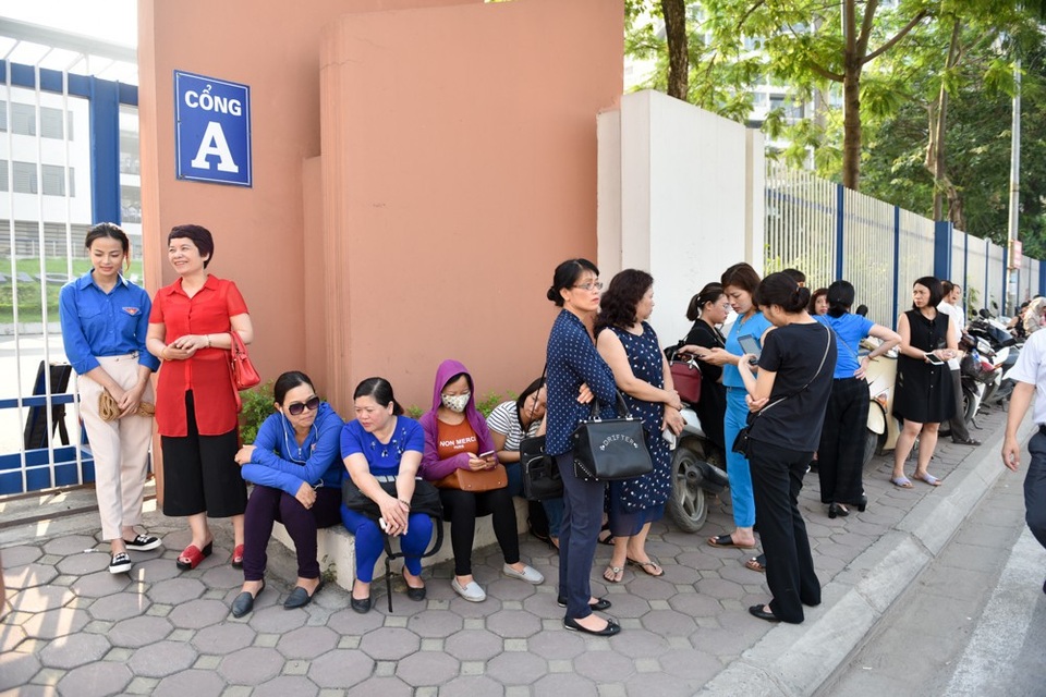 
Phía bên ngoài cổng trường nhiều phụ huynh lo lắng đứng đợi chờ học sinh ra về. (Ảnh: Toàn Vũ)

