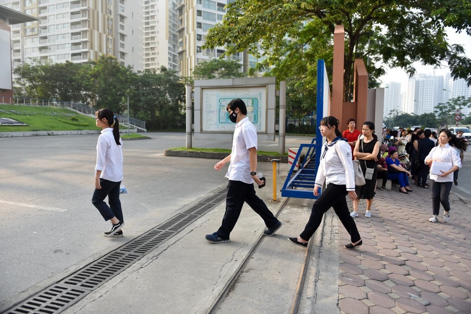 Thí sinh Hà Nội mải miết ôn bài trước khi thi vào lớp 10 - 18
7h15 phút, nhiều học sinh đã vội vã bước vào bên trong cổng trường để chuẩn bị vào phòng thi. (Ảnh: Toàn Vũ)