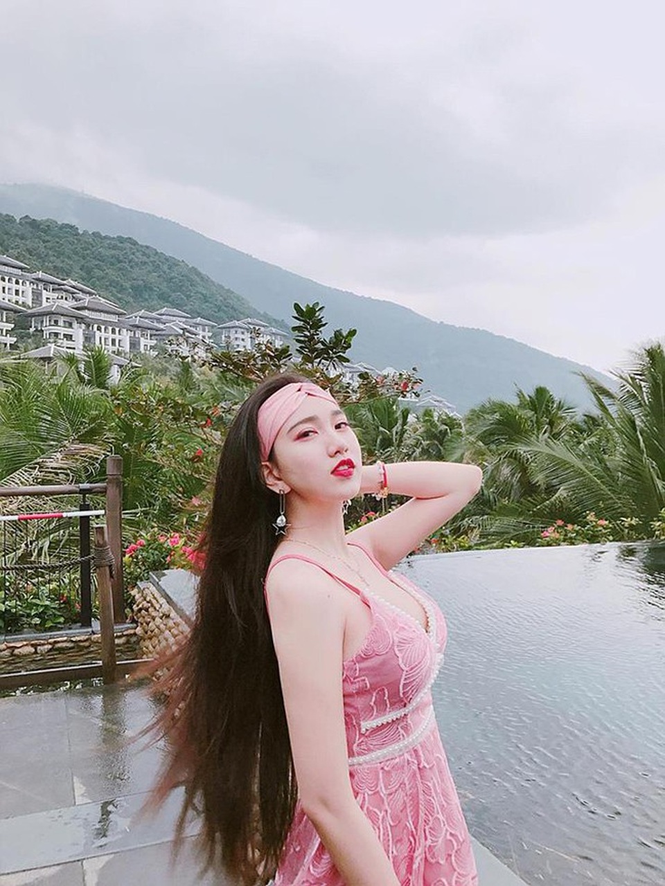 Mùa hè nóng bỏng của hai "cô út" nổi tiếng mạng xã hội - 5
Ý Nhi rất biết cách khiến mình trở nên xinh đẹp và nổi bật.