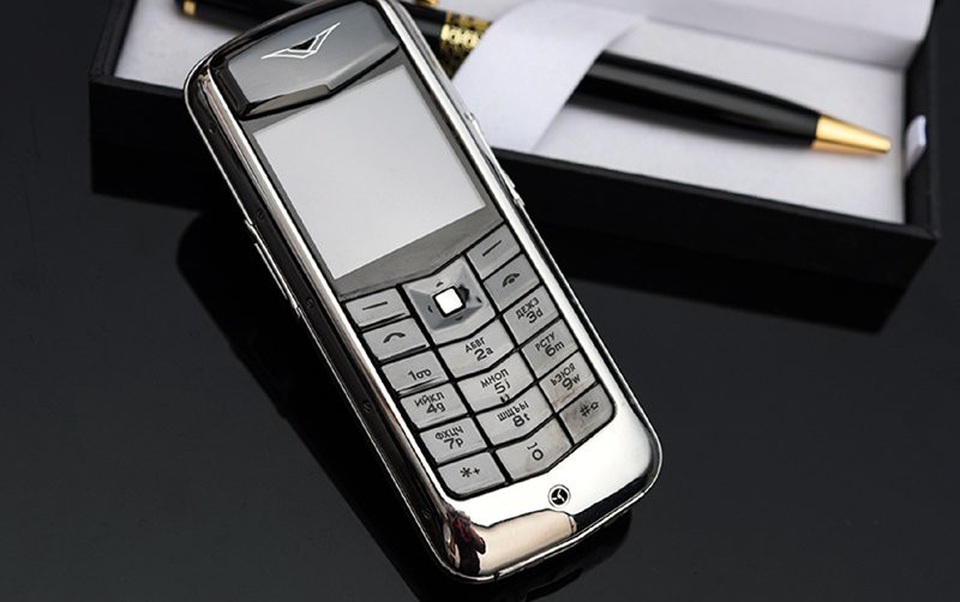 "Tay chơi" Hà Thành sưu tập bộ điện thoại Vertu chục tỷ hiếm có - 6
Chiếc Vertu đời cổ sản xuất năm 2006